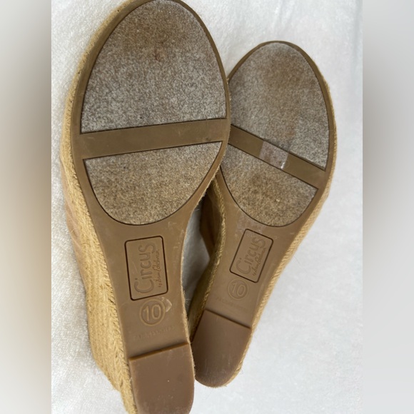 Circus by Sam Eldemen, butter soft suede cushioned wedge - Picture 6 of 6